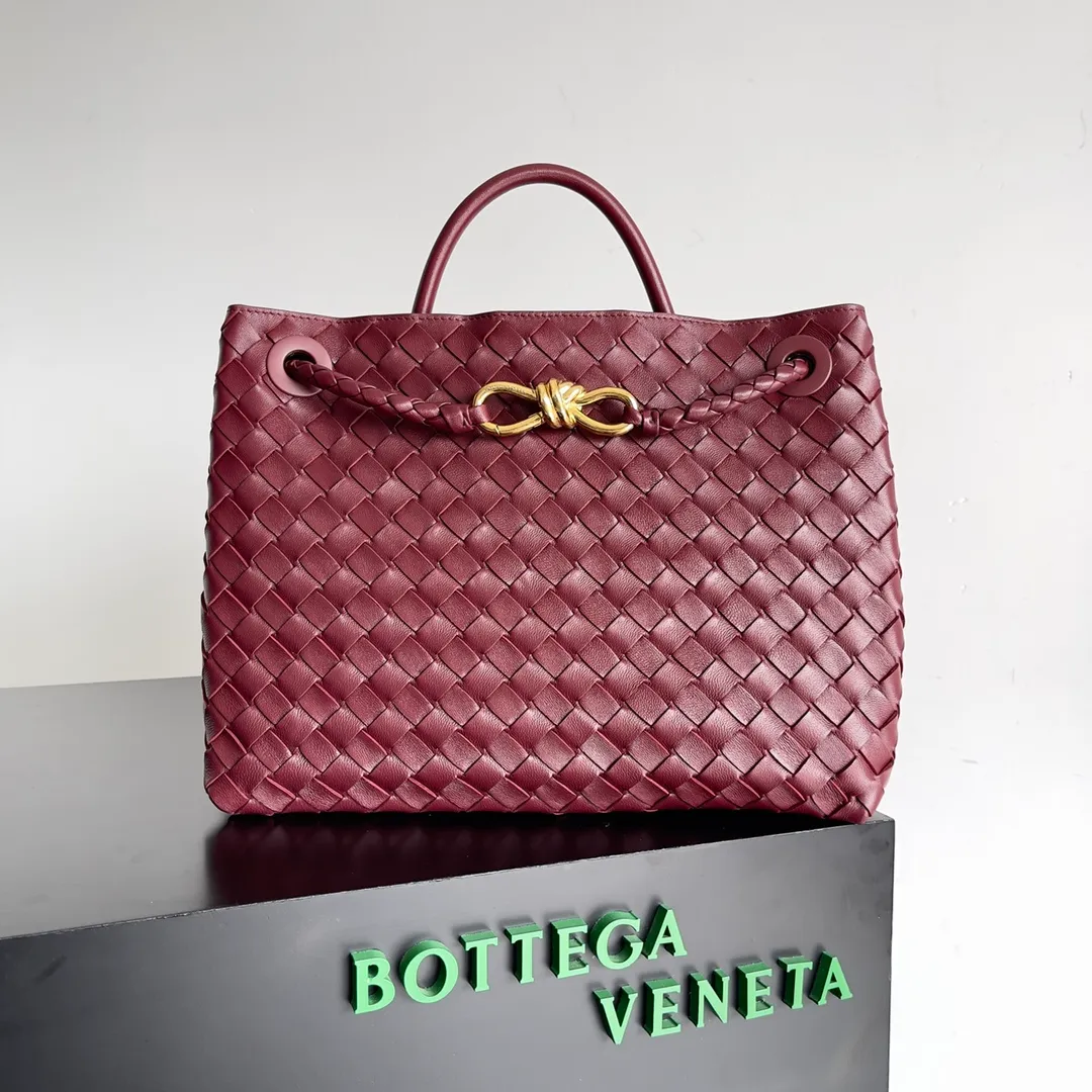 The 2023 new Andiamo batch of 2260 BV has been shipped‼ ️Really popular🔥The new Andiamo woven handbag launched by Bottega Veneta this season is really popular all over the world! ! Celebrities at home and abroad have worn it, and Oscar-winning actress Michelle Yeoh has taken it out on the street. Song Jia, Trai Yara, Yu Feihong, Sanji Ayaka, Rosie Hunting-Whiteley, Yoshioka Riho, etc. have all picked up this bag. It is classic and versatile, showing off its temperament, and the bag capacity is also large, which is very convenient for daily commuting! ! A variety of carrying methods, the shoulder straps can be adjusted by yourself, the original lambskin feels soft and delicate, and the unisex style breaks the gender boundaries and brings a more practical and long-lasting use experience. Andiamo, which has both elegant and casual styles, perfectly interprets the true appearance of "fashionable old money style". Style number: 743572 Size: 32*24*12